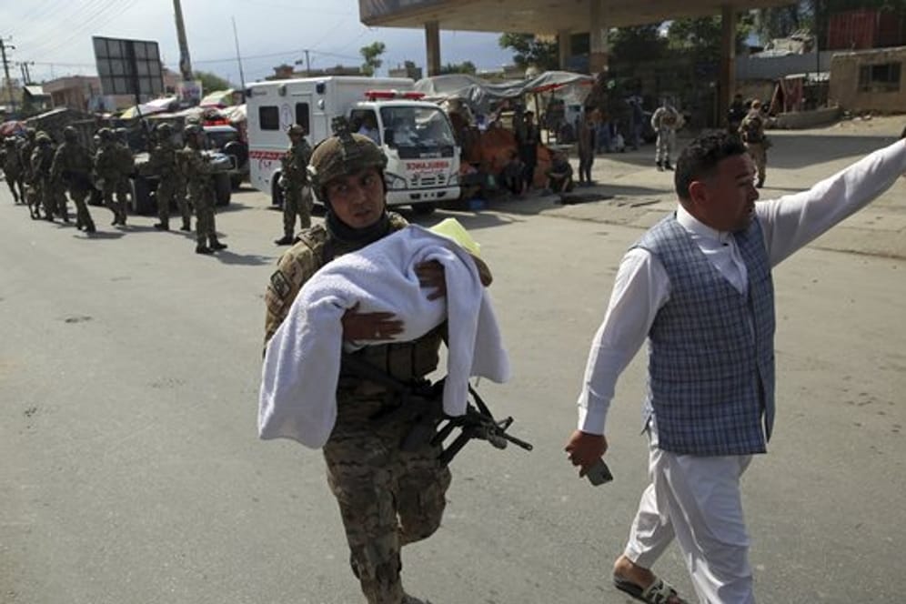 Nach dem Angriff auf eine Entbindungsklinik im westlichen Teil Kabuls.