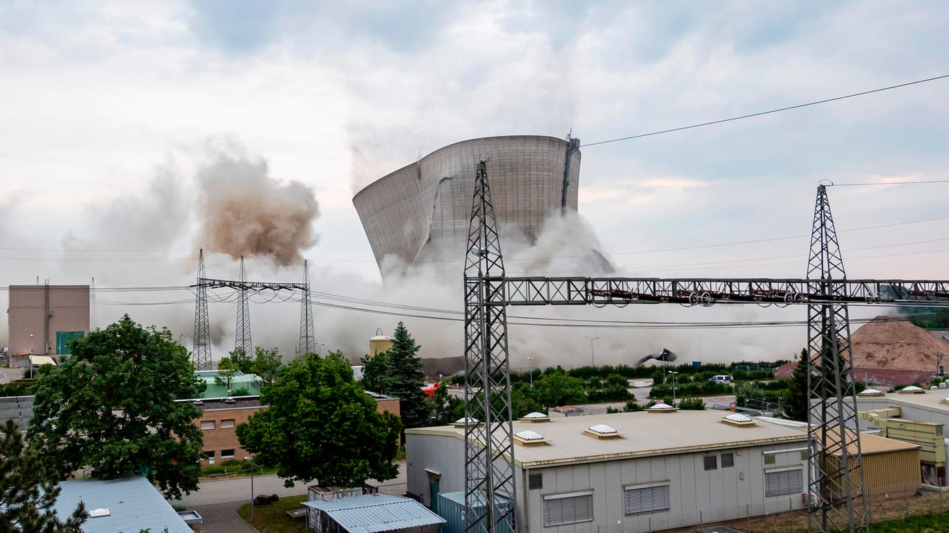 Philippsburg: Kühltürme des stillgelegten Atomkraftwerks fallen nach der Sprengung zusammen.