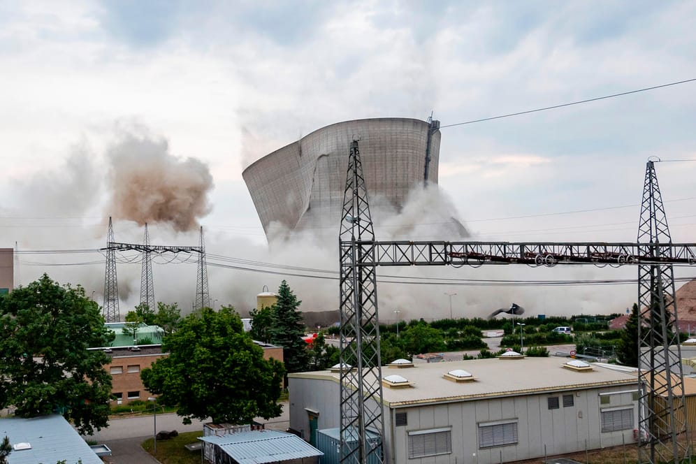 Philippsburg: Kühltürme des stillgelegten Atomkraftwerks fallen nach der Sprengung zusammen.