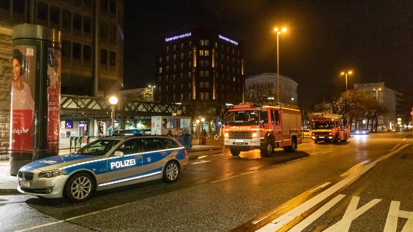 Ein Polizeiauto und zwei Feuerwehrwagen stehen vor dem Hamburger Hauptbahnhof: Passanten entdeckten in der Nähe einen Obdachlosen, der nicht mehr ansprechbar war.