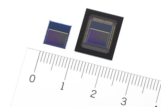 Die neuen Bildsensoren von Sony, IMX500 (l) und IMX501: Die Sensoren kommen mit künstlicher Intelligenz zur Bildanalyse und Bildverarbeitung.