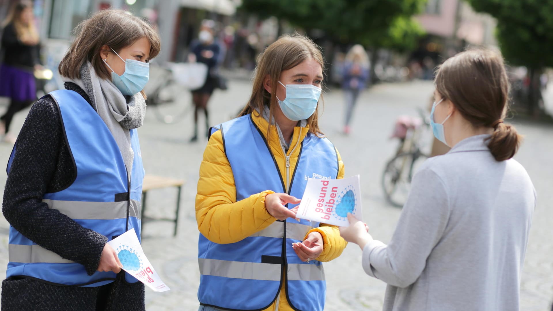 Promoteams verteilen in Düsseldorf Informationsflyer: Sie unterstützen das Ordnungsamt bei seiner Arbeit. Promoteams verteilen in Düsseldorf Informationsflyer: Sie unterstützen das Ordnungsamt bei seiner Arbeit.