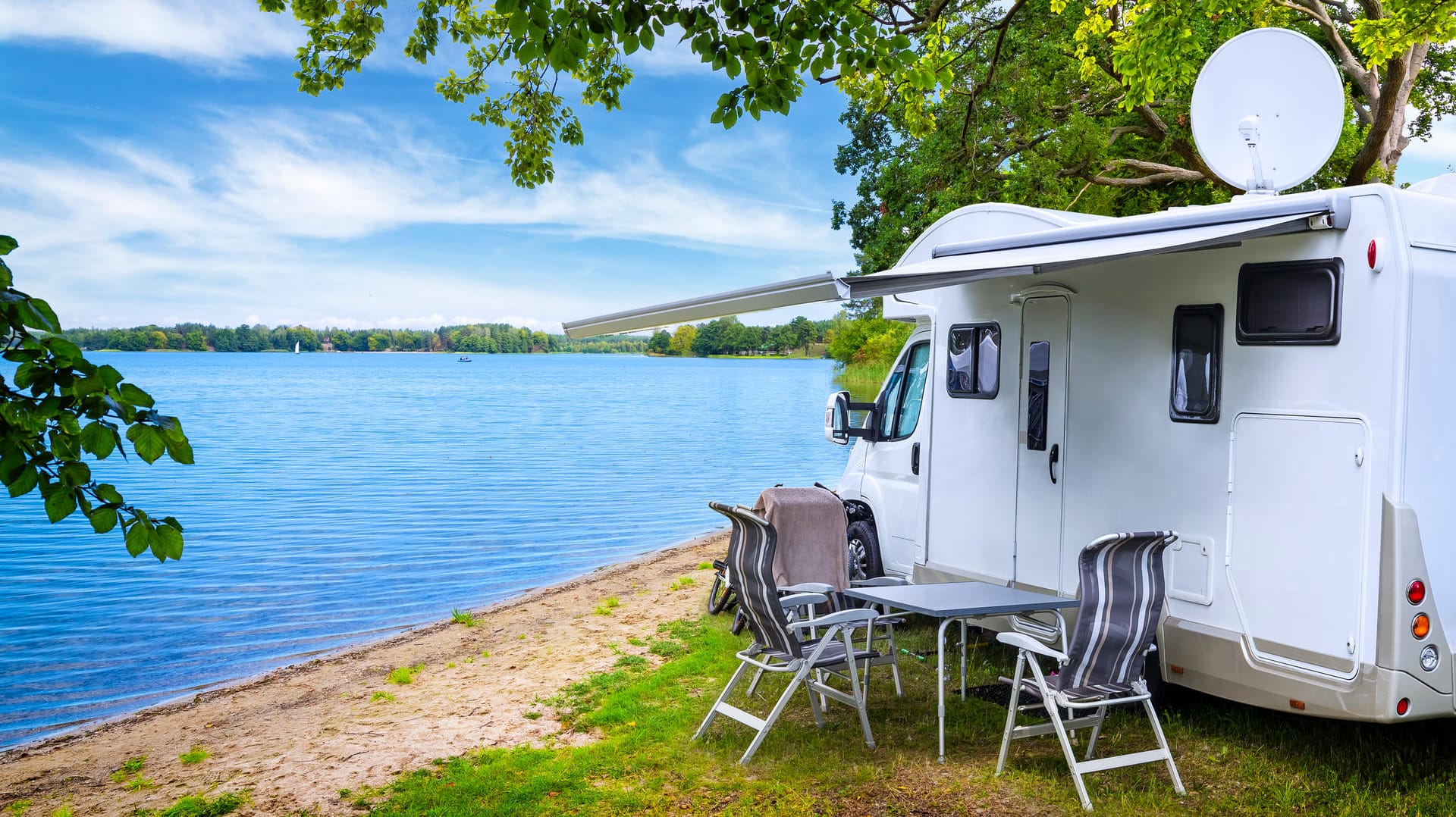 Urlaub im Wohnmobil: Die Wasseranlagen im Fahrzeug sollten gründlich ausgespült und desinfiziert werden.