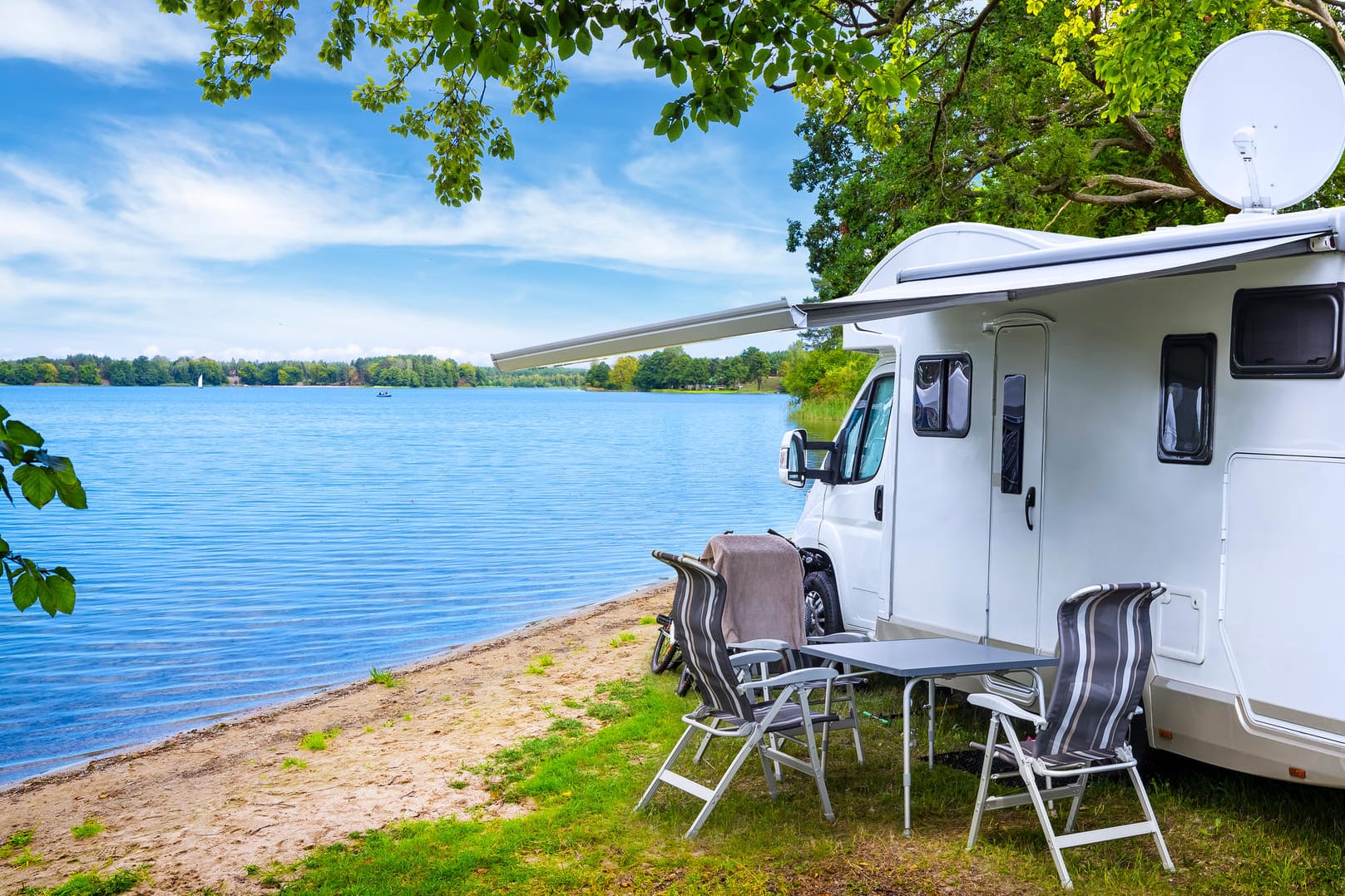 Urlaub im Wohnmobil: Die Wasseranlagen im Fahrzeug sollten gründlich ausgespült und desinfiziert werden.