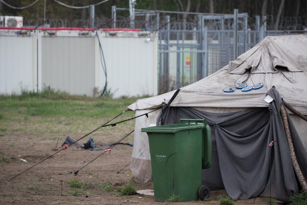 Das Flüchtlingscamp Röszke: In einer Transitzone müssen Asylbewerber unter haftähnlichen Bedingungen ausharren.