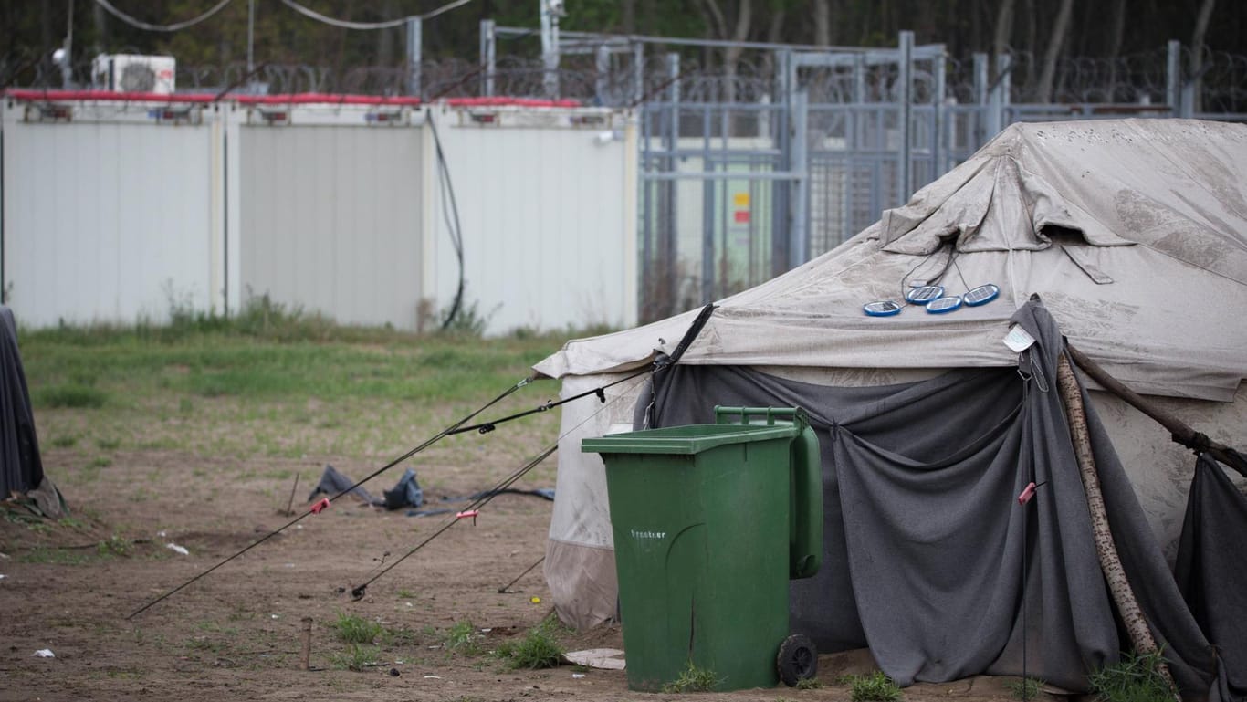 Das Flüchtlingscamp Röszke: In einer Transitzone müssen Asylbewerber unter haftähnlichen Bedingungen ausharren.