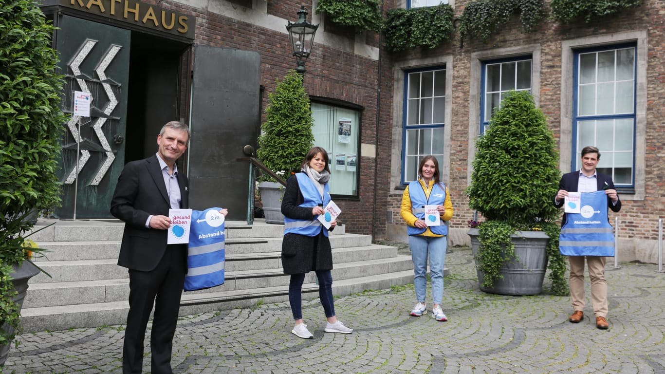 OB Thomas Geisel und Ordnungsdezernent Christian Zaum freuen sich über die Unterstützung der Promoteams: Bis vorerst Ende Juni sind sie auf Düsseldorfs Straßen unterwegs.