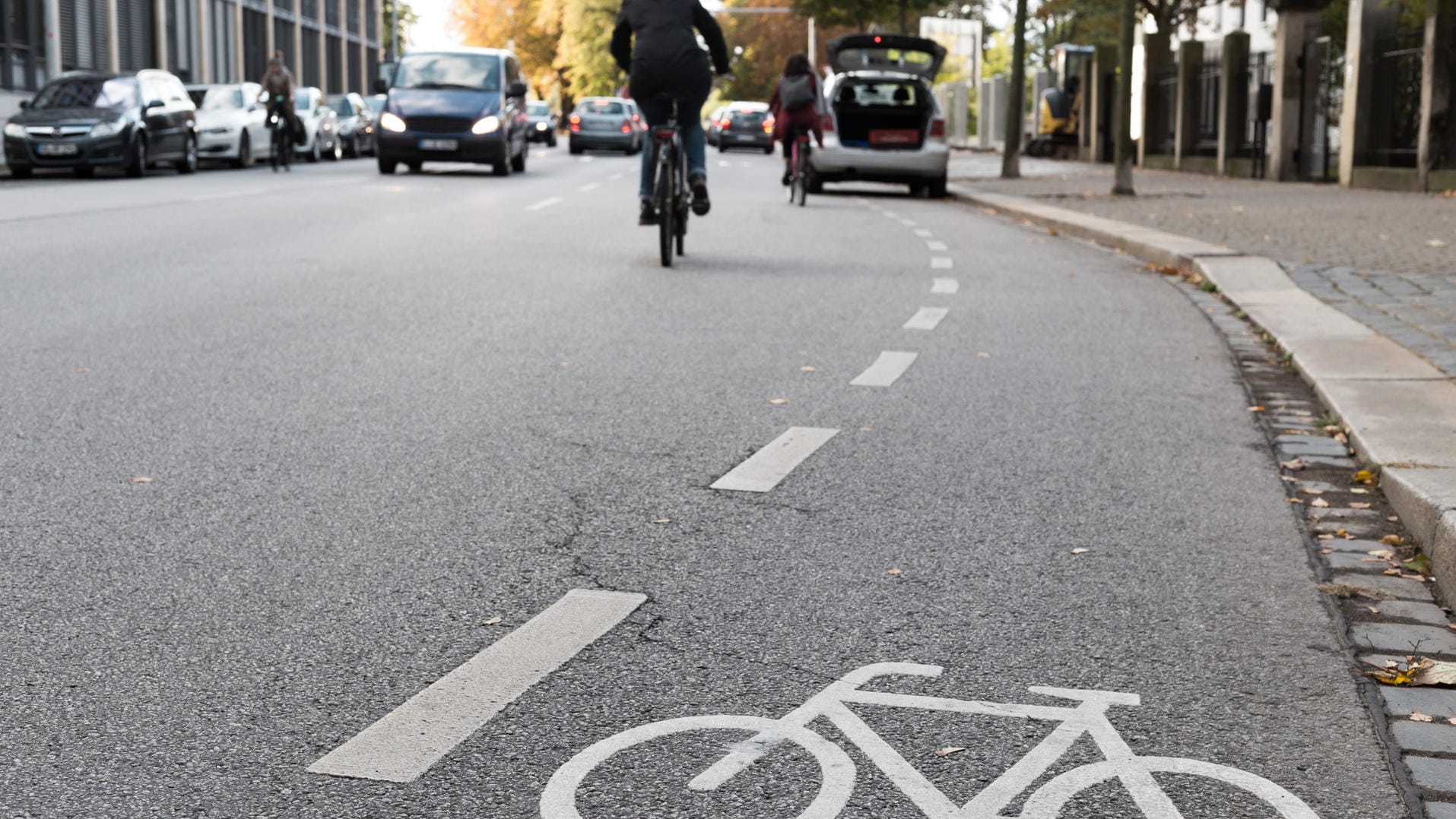 Fahrradschutzstreifen: Grundsätzlich sind Schutzstreifen für Radler baulich nicht von Fahrbahn und Gehweg getrennt.