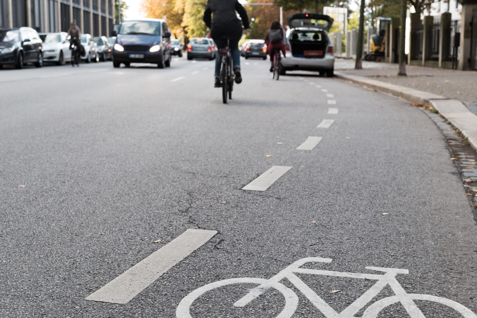 Fahrradschutzstreifen: Grundsätzlich sind Schutzstreifen für Radler baulich nicht von Fahrbahn und Gehweg getrennt.