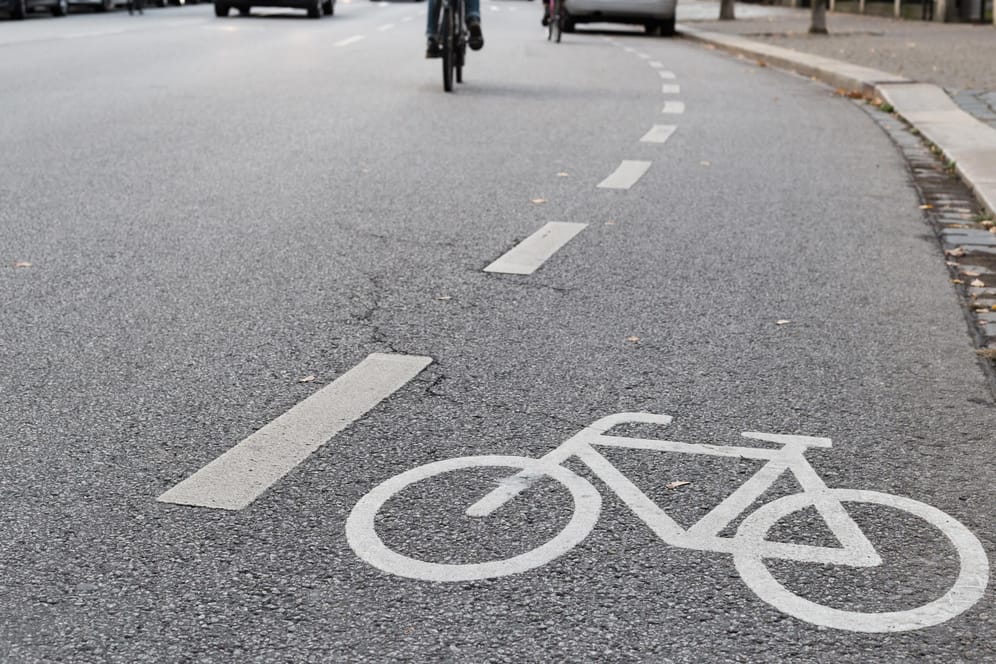 Fahrradschutzstreifen: Grundsätzlich sind Schutzstreifen für Radler baulich nicht von Fahrbahn und Gehweg getrennt.