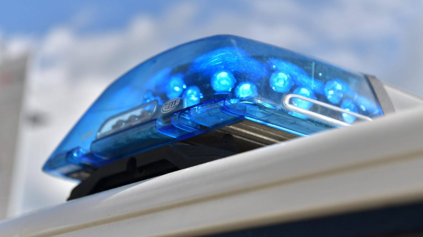 Blaulicht auf einem Polizeiauto: In Wuppertal ist eine Seniorin ausgeraubt worden.