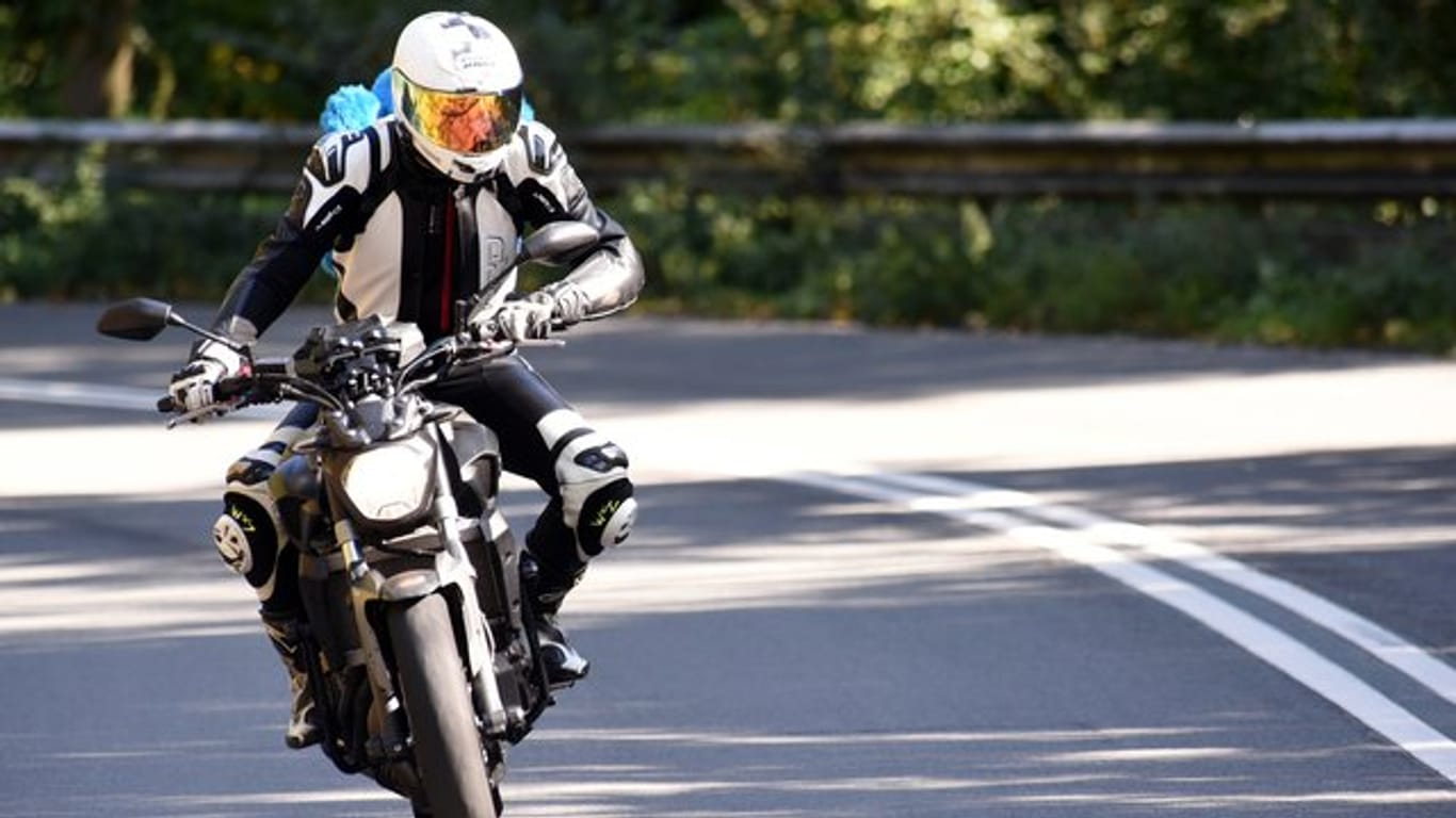 Motorradfahrer sind sichtbarer - und damit sicherer - wenn sie sich auf der Fahrbahn etwas hin und her bewegen.