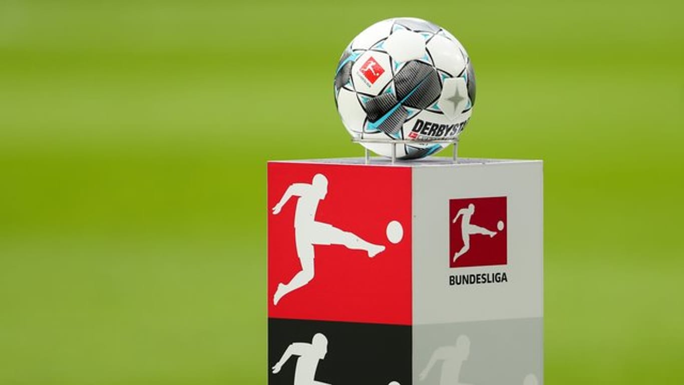 Nach der Corona-Pause wird der Ball in der Fußball-Bundesliga (vorerst) wieder rollen.