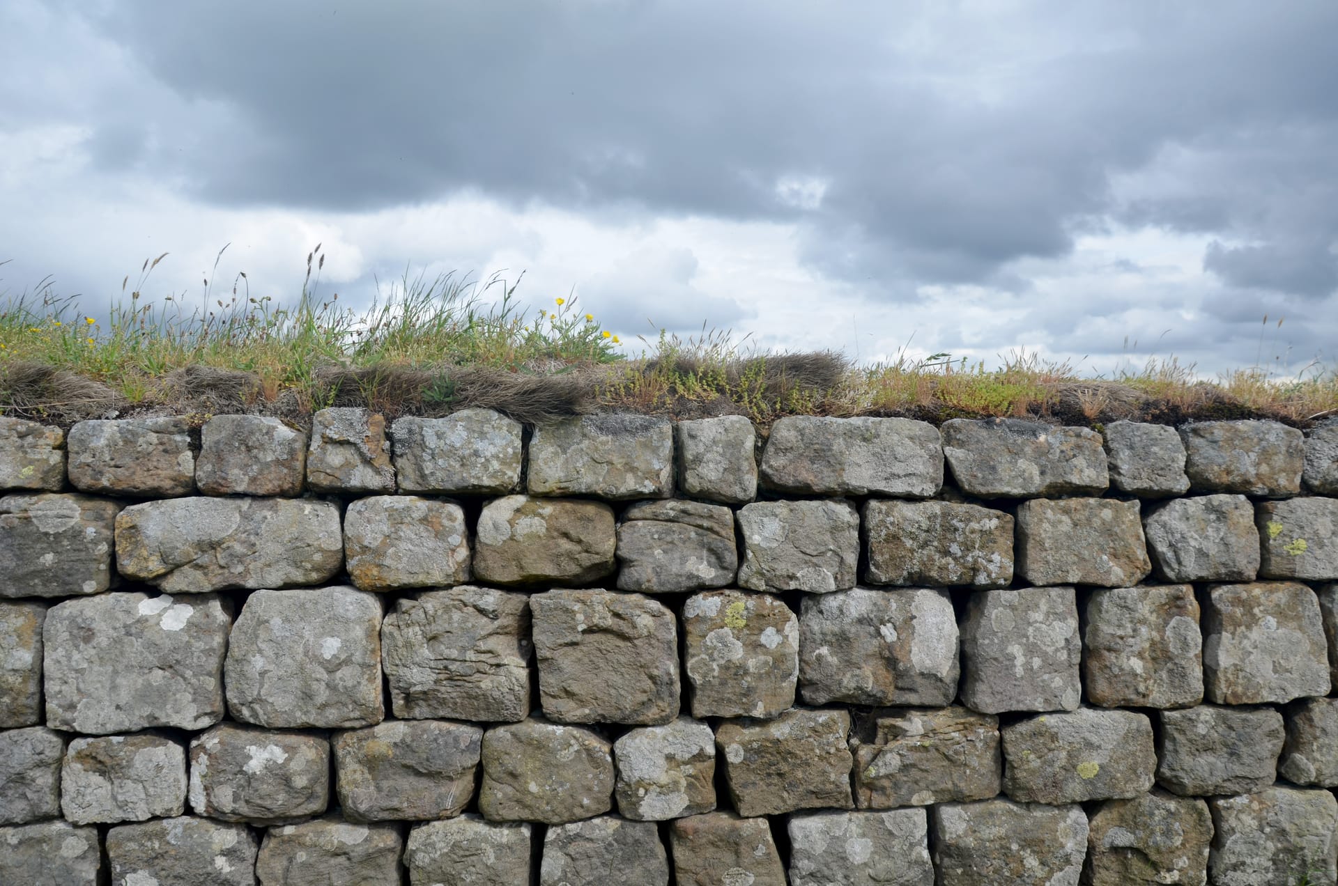 Der Hadrianswall war in der römischen Antike ein Befestigungssystem, von dem nur Teile erhalten ist – die Mauer war ursprünglich rund vier Meter hoch.