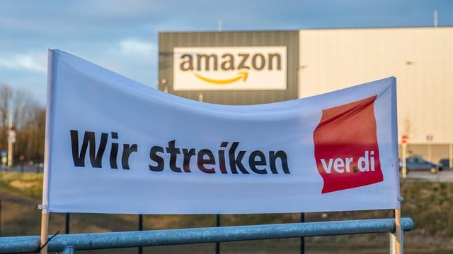 Verdi-Banner mit der Aufschrift "Wir streiken"