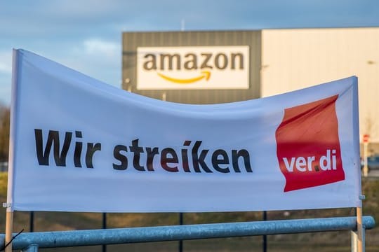 Verdi-Banner mit der Aufschrift "Wir streiken"