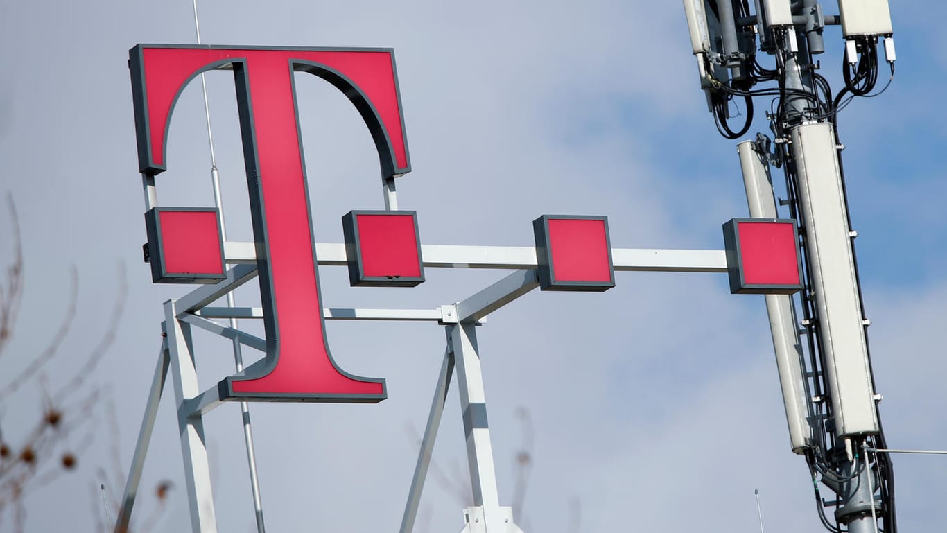 Logo der Deutschen Telekom auf der Bonner Zentrale: Der Konzern profitiert in der Corona-Krise von der Nachfrage nach Festnetz-Leitungen.