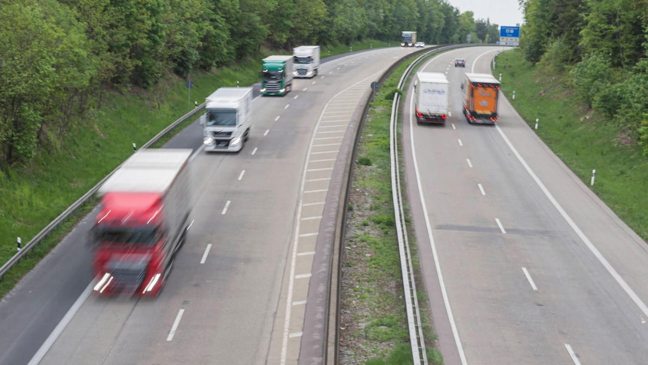Lkw auf einer Autobahn: Nahe Bayreuth wurde ein Lastwagenfahrer mit Alkohol im Blut gestoppt. Er hatte Zahnschmerzen. (Symbolfoto) Lkw auf einer Autobahn: Nahe Bayreuth wurde ein Lastwagenfahrer mit Alkohol im Blut gestoppt. Er hatte Zahnschmerzen. (Symbolfoto)