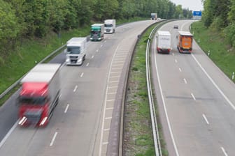 Lkw auf einer Autobahn: Nahe Bayreuth wurde ein Lastwagenfahrer mit Alkohol im Blut gestoppt. Er hatte Zahnschmerzen. (Symbolfoto)