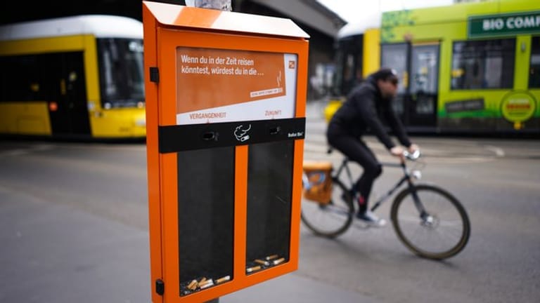 Ein sogenannter Abstimmungsbehälter für Zigarettenkippen: So will Berlin Müll auf den Straßen vermeiden.