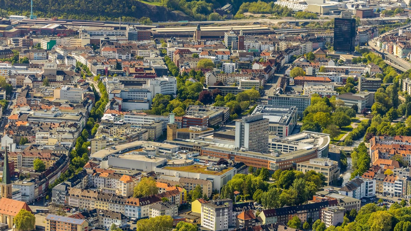 Luftbild von der Hagener Innenstadt mit historischem Rathaus (Symbolbild): Trotz der Corona-Pandemie werden Hagener im September an die Wahlurne gebeten.