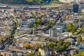 Luftbild von der Hagener Innenstadt mit historischem Rathaus (Symbolbild): Trotz der Corona-Pandemie werden Hagener im September an die Wahlurne gebeten.