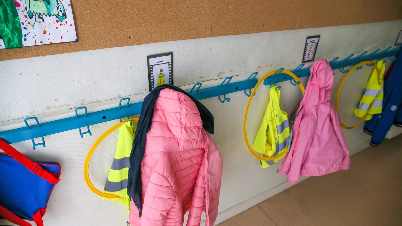 Jacken hängen an Kleiderhaken in einem Kindergarten (Symbolbild): In NRW gibt es nun teilweise Lockerungen und mehr Kinder dürfen wieder zur Kita.