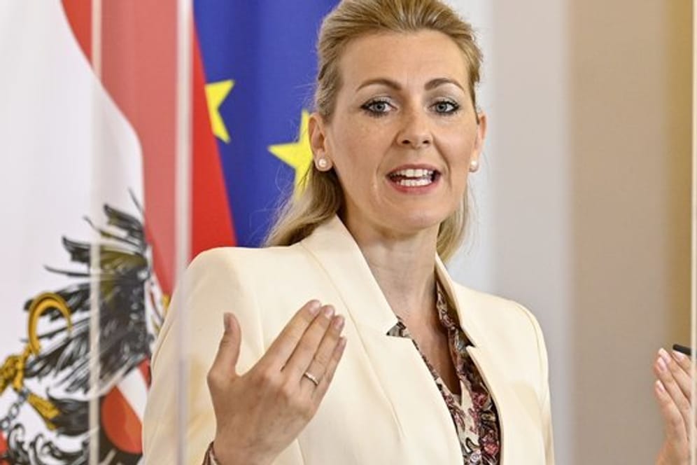 Arbeitsministerin Christine Aschbacher (ÖVP) verteidigt die Kindergeld-Regelung in Österreich.
