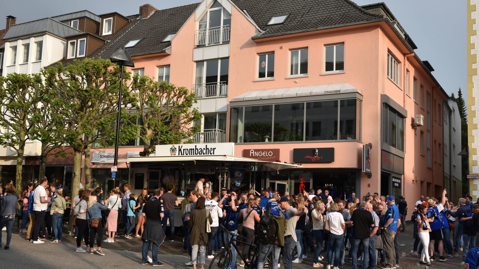 Fußball-Fans stehen vor einer Kneipe: Um solche Bilder während der Corona-Pandemie zu verhindern, hat die Stadt Düsseldorf vor dem Bundesliga-Neustart Vorkehrungen getroffen.