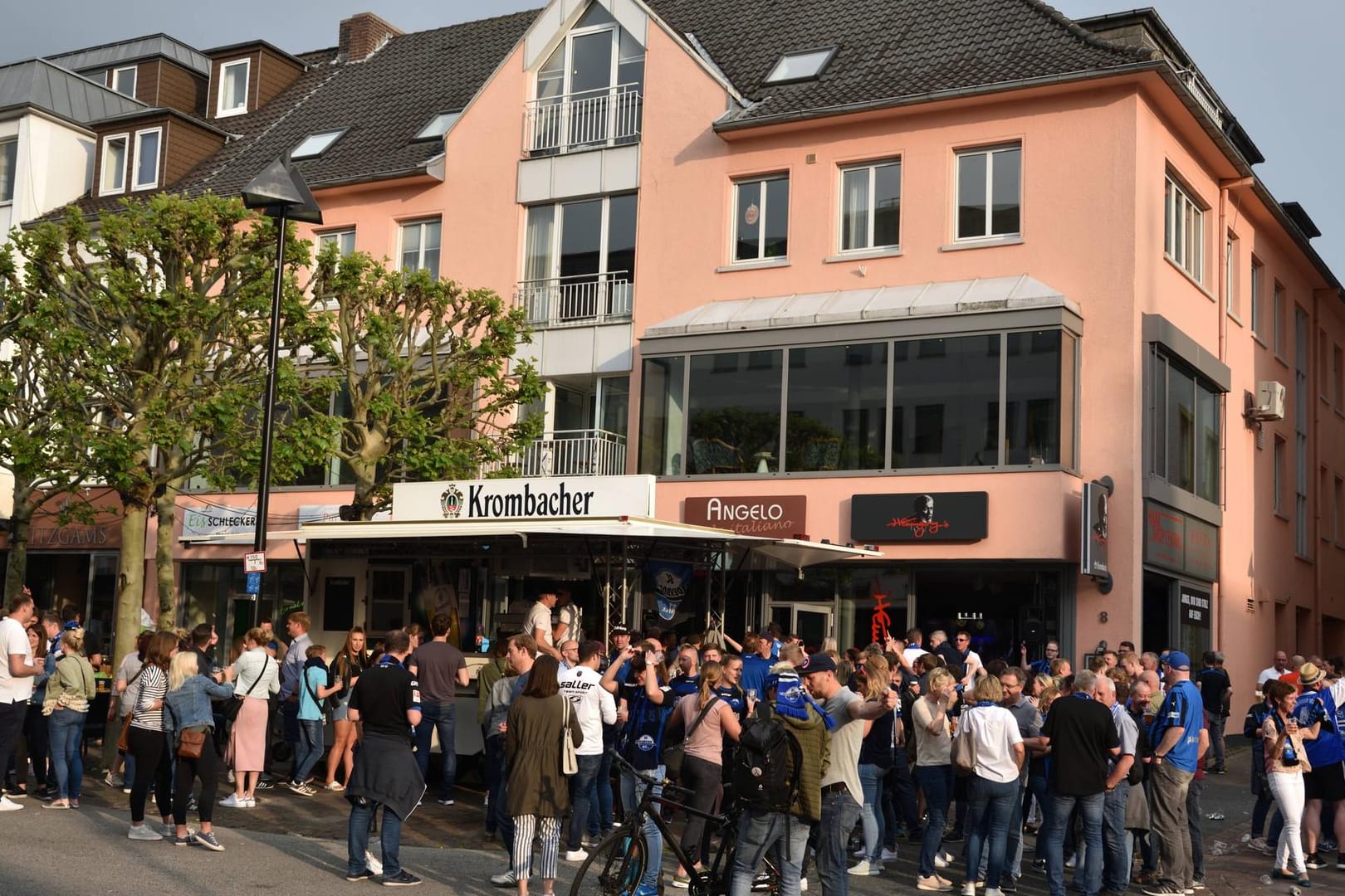 Fußball-Fans stehen vor einer Kneipe: Um solche Bilder während der Corona-Pandemie zu verhindern, hat die Stadt Düsseldorf vor dem Bundesliga-Neustart Vorkehrungen getroffen.