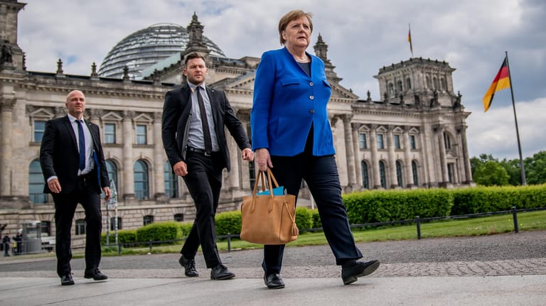 Bundeskanzlerin Angela Merkel geht nach der Regierungsbefragung im Bundestag zu Fuß zum Kanzleramt.