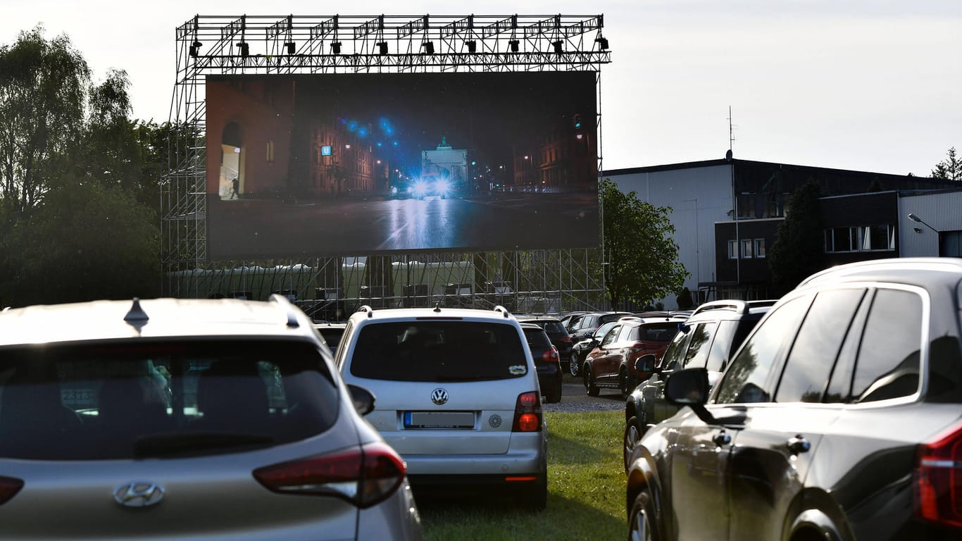 Menschen schauen Kinofilme im Autokino: In mehreren deutschen Städten gibt es bereits Autokinos, wie hier am Flughafen Essen-Mülheim.