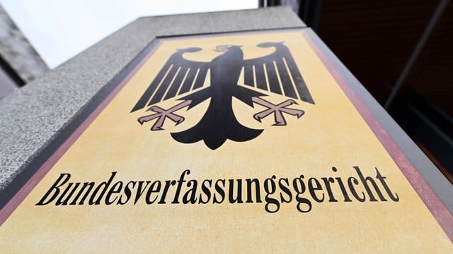 Ein Schild mit dem Schriftzug "Bundesverfassungsgericht"