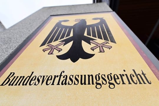 Ein Schild mit dem Schriftzug "Bundesverfassungsgericht"