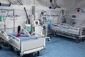 Betten und medizinische Behandlungsgeräte stehen im Intensivbereich des temporären Corona-Behandlungszentrum auf dem Berliner Messegelände.