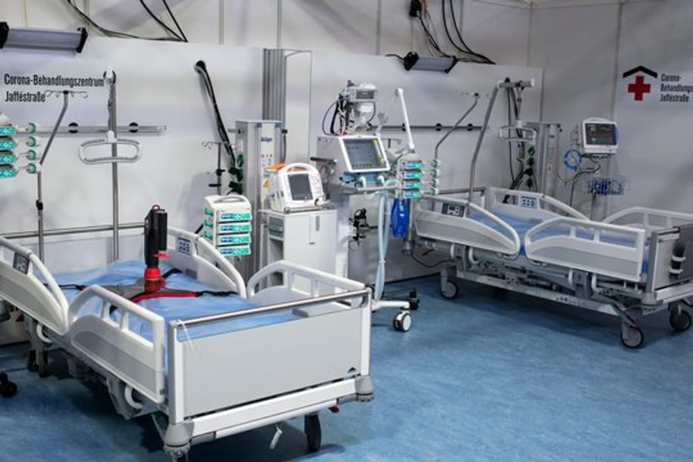 Betten und medizinische Behandlungsgeräte stehen im Intensivbereich des temporären Corona-Behandlungszentrum auf dem Berliner Messegelände.
