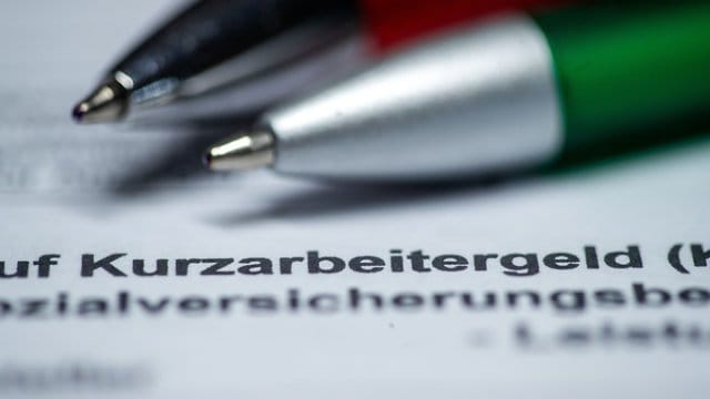 Der Bundestag hat Änderungen beim Kurzarbeitergeld beschlossen: Künftig sollen es ab dem vierten Monat des Bezugs 70 Prozent oder 77 Prozent für Menschen mit Kindern sein - ab dem siebten Monat 80 Prozent oder 87 Prozent.