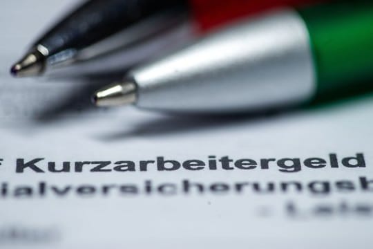 Der Bundestag hat Änderungen beim Kurzarbeitergeld beschlossen: Künftig sollen es ab dem vierten Monat des Bezugs 70 Prozent oder 77 Prozent für Menschen mit Kindern sein - ab dem siebten Monat 80 Prozent oder 87 Prozent.