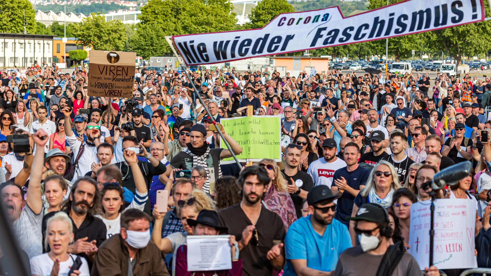 Corona-Demonstration in Stuttgart (Archivbild): Die Beschränkungen seien rechtmäßig, urteilte jetzt das Bundesverfassungsgericht – die vorsichtigen Lockerungen aber auch.