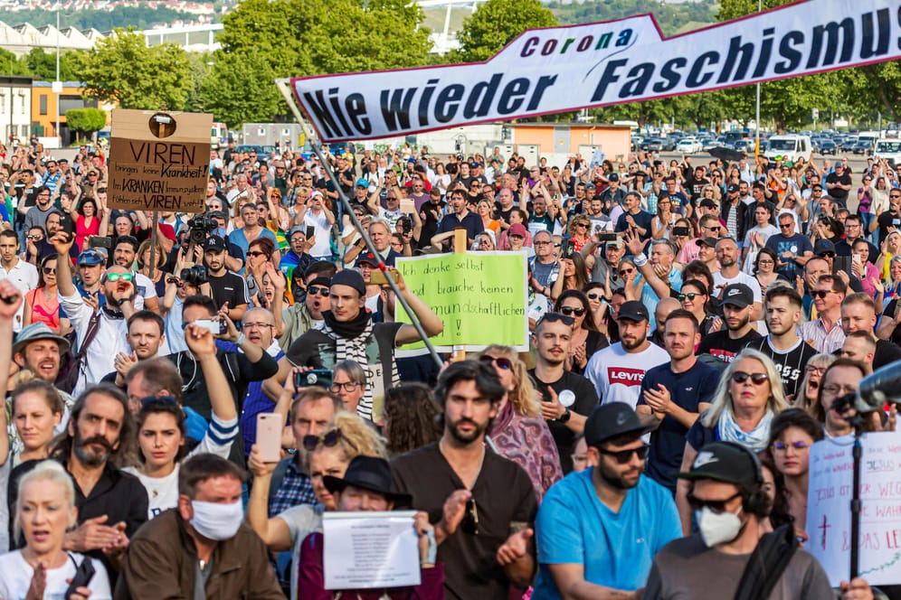 Corona-Demonstration in Stuttgart (Archivbild): Die Beschränkungen seien rechtmäßig, urteilte jetzt das Bundesverfassungsgericht – die vorsichtigen Lockerungen aber auch.