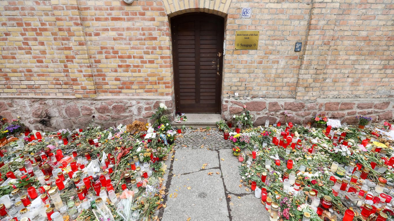 Die Tür der Synagoge in Halle: Hier fuhren noch kurz vor der Tat Polizisten vorbei und sahen den Täter – wenig später fielen die ersten Schüsse (Archivbild).