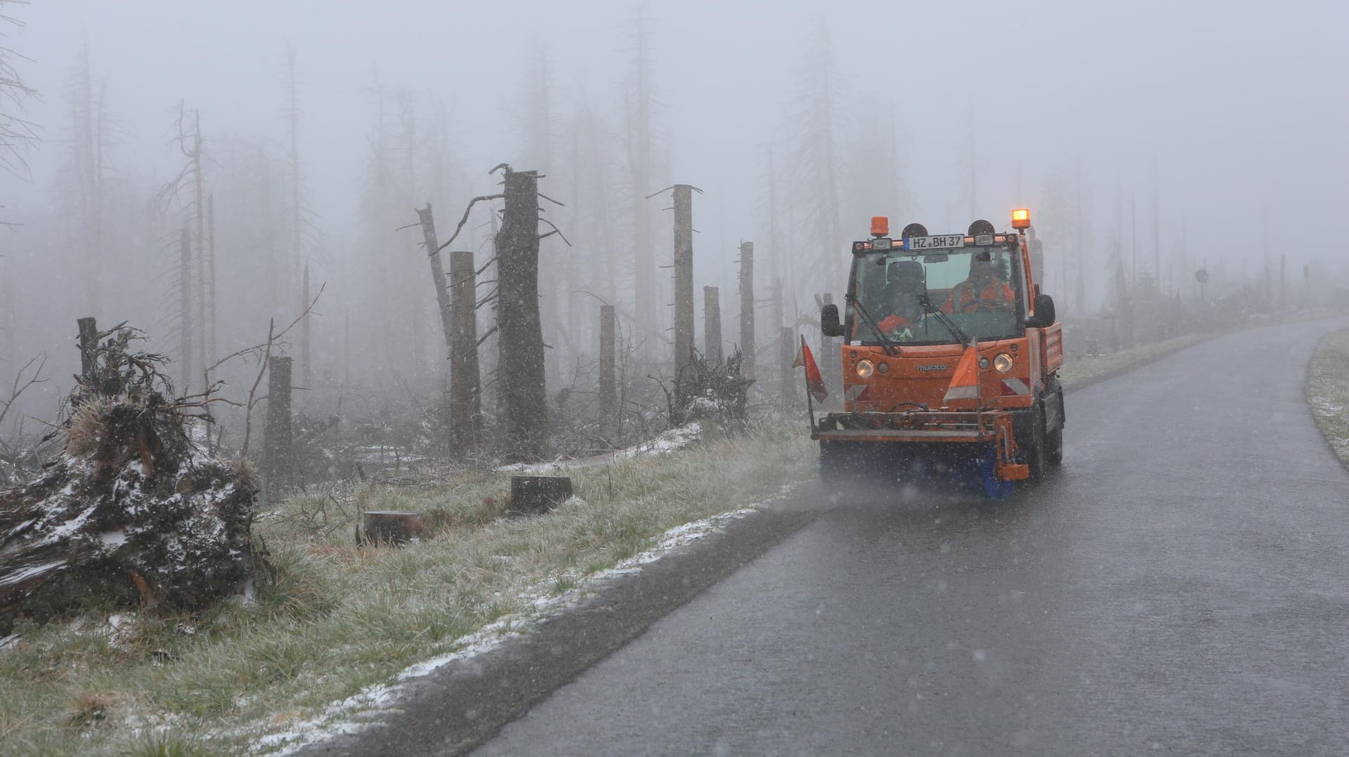 Sachsen-Anhalt, Schierke: Mit einer Kehrmaschine werden die Streugutreste vom Winter weggeräumt. Das nasskalte Wetter sorgte in den höheren Harzregionen für Eisregen und Schnee.