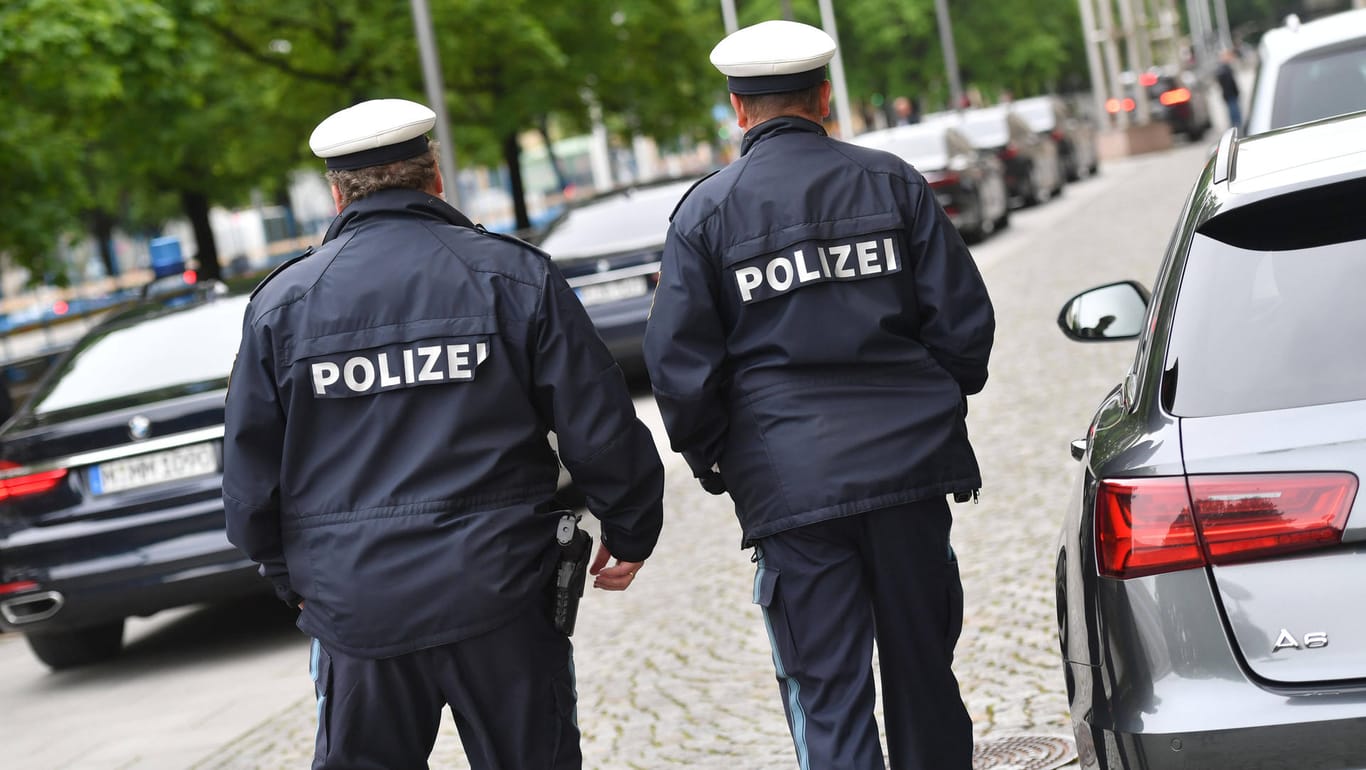 Zwei bayrische Polizisten (Symbolbild): Ein Kommissar ist mit seiner Klage gescheitert, am Unterarm ein Tattoo tragen zu dürfen.