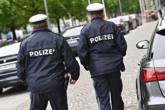 Zwei bayrische Polizisten (Symbolbild): Ein Kommissar ist mit seiner Klage gescheitert, am Unterarm ein Tattoo tragen zu dürfen.