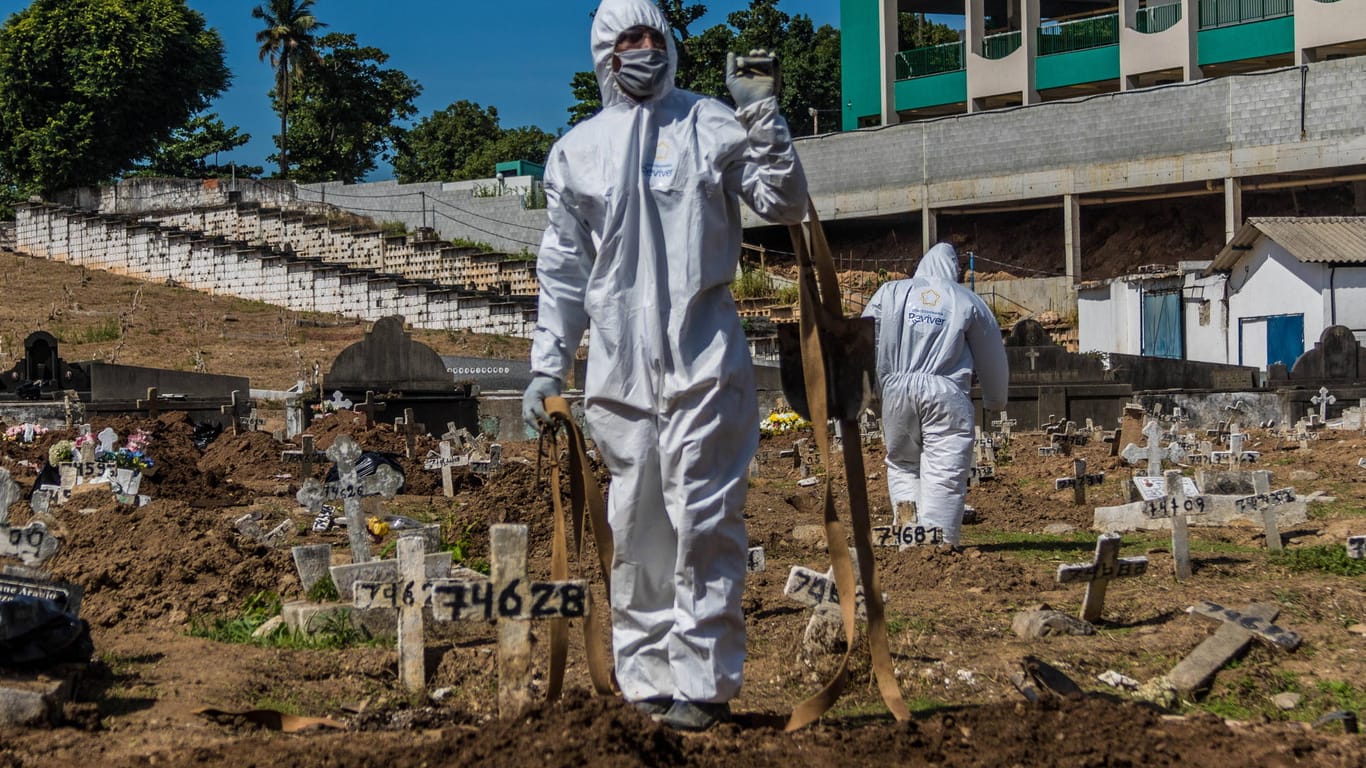 Bestattungen in Rio de Janeiro: Brasilien ist besonders schwer von der Corona-Pandemie getroffen.