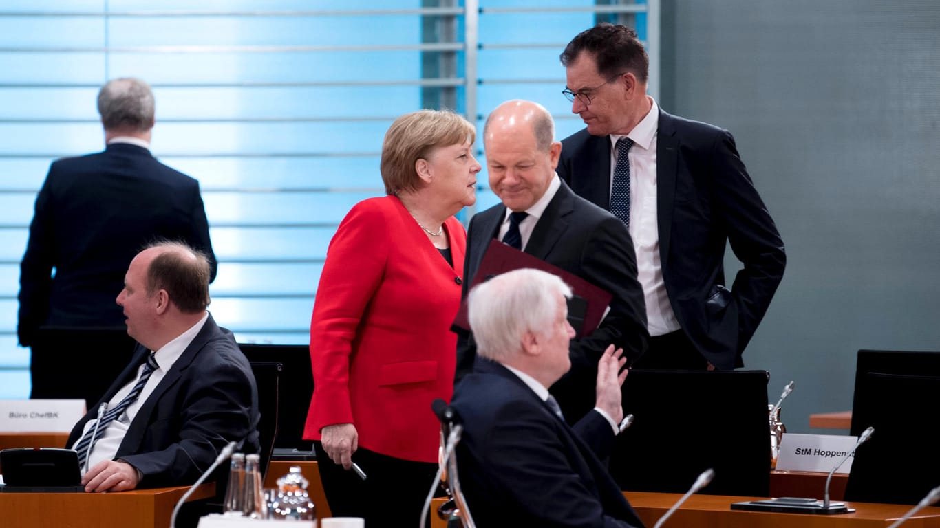Merkel, Seehofer, Scholz: Die Union ist nach einer neuen Umfrage in der Wählergunst leicht gesunken.