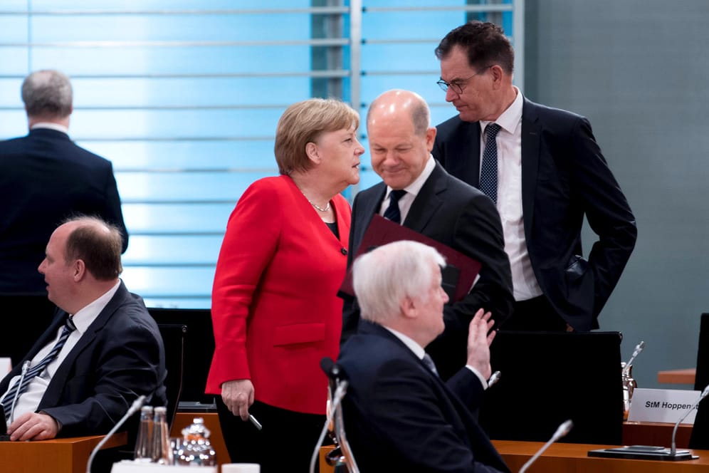 Merkel, Seehofer, Scholz: Die Union ist nach einer neuen Umfrage in der Wählergunst leicht gesunken.