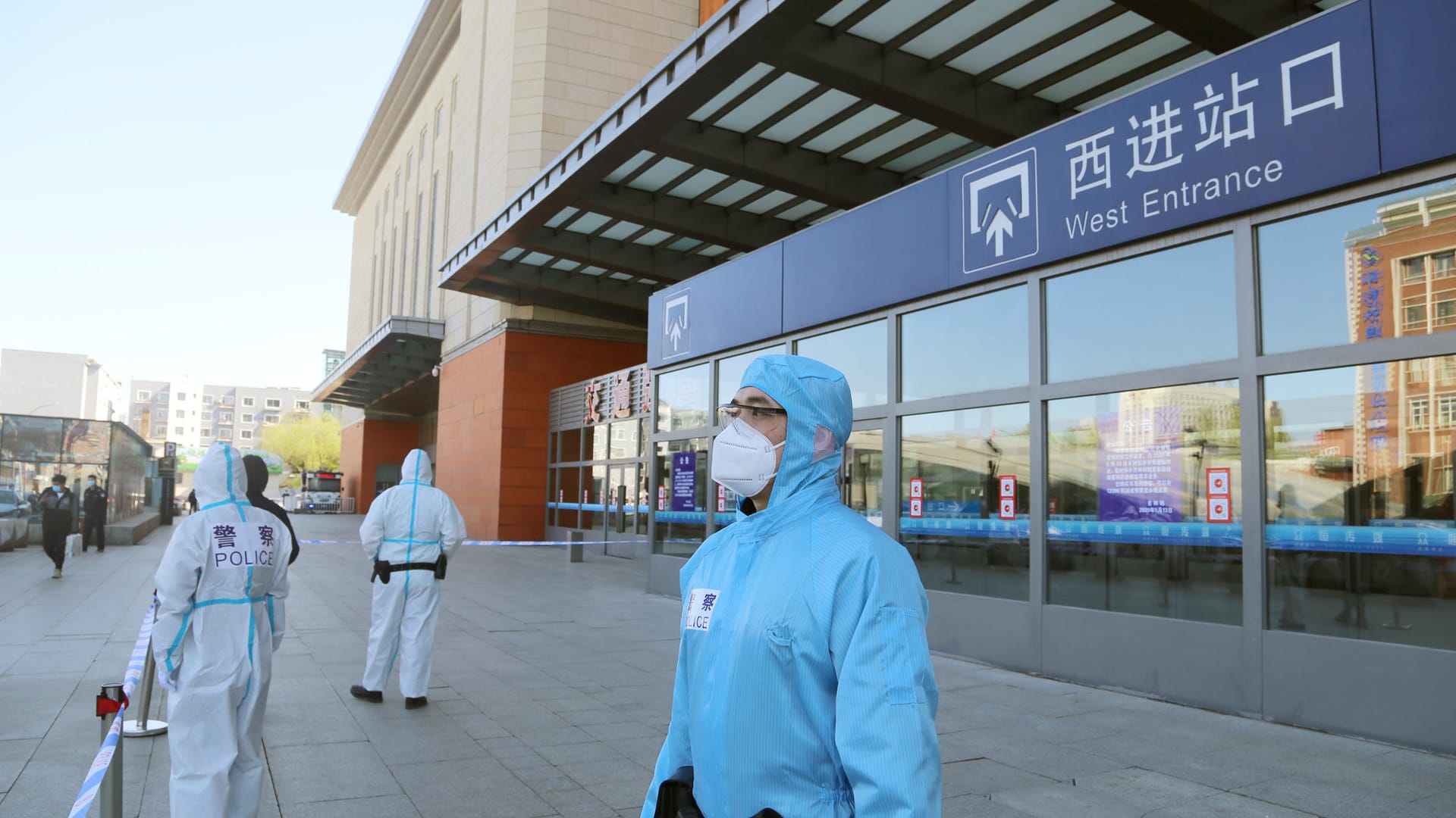 Polizisten riegeln in der chinesischen Millionenmetropole Jilin einen Bahnhof ab.