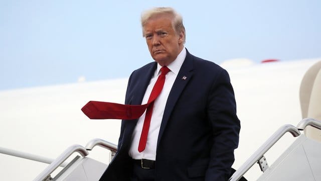 Donald Trump verlässt die Air Force One auf der Andrews Air Force Base. Donald Trump verlässt die Air Force One auf der Andrews Air Force Base.