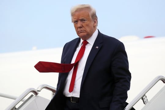 Donald Trump verlässt die Air Force One auf der Andrews Air Force Base.